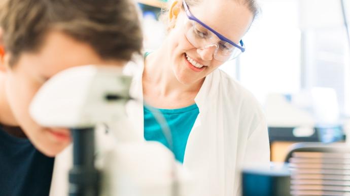 Professor Hunsicker-Wang in lab with student