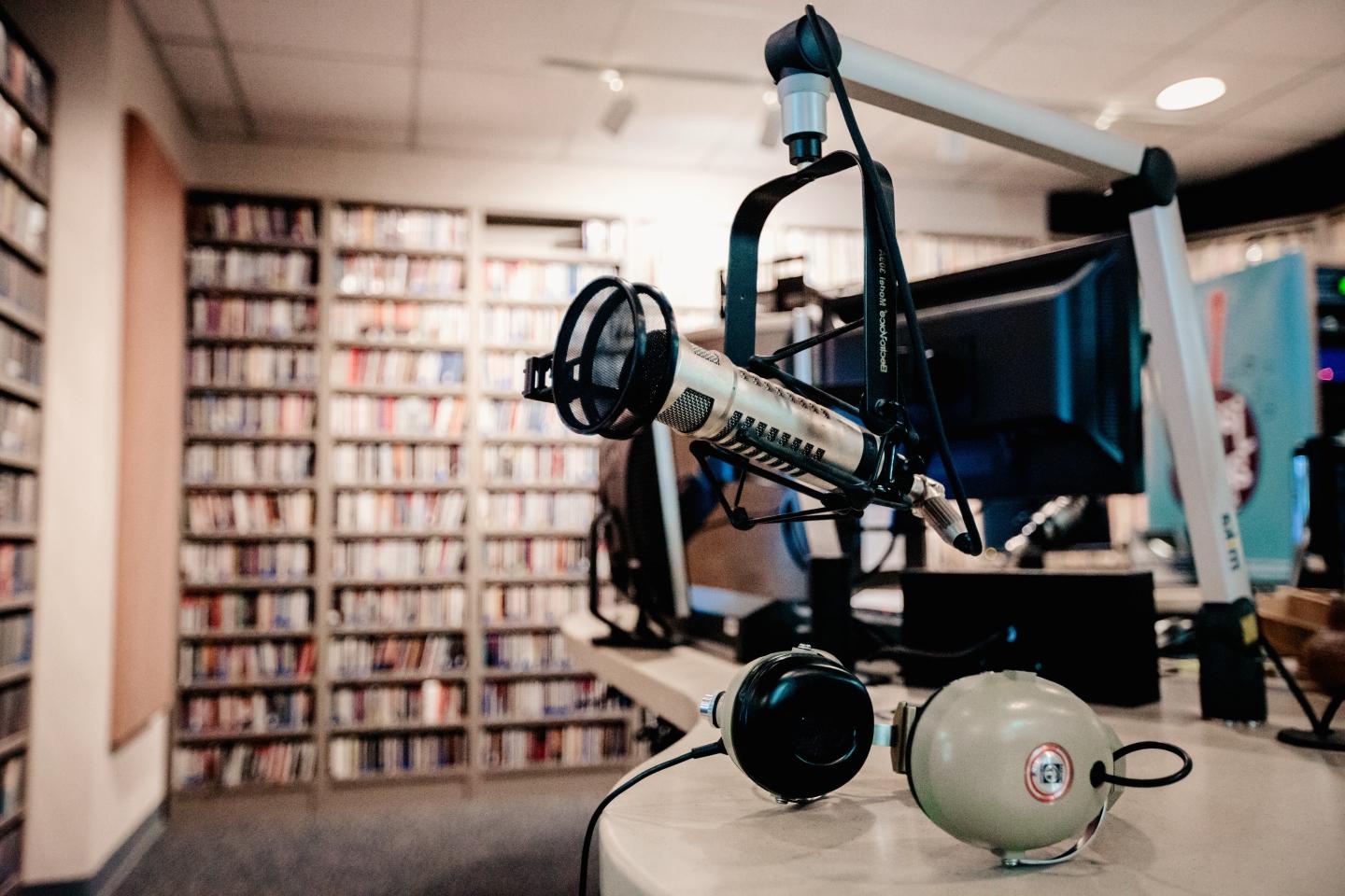 Microphone 和 headset inside KRTU recording room.