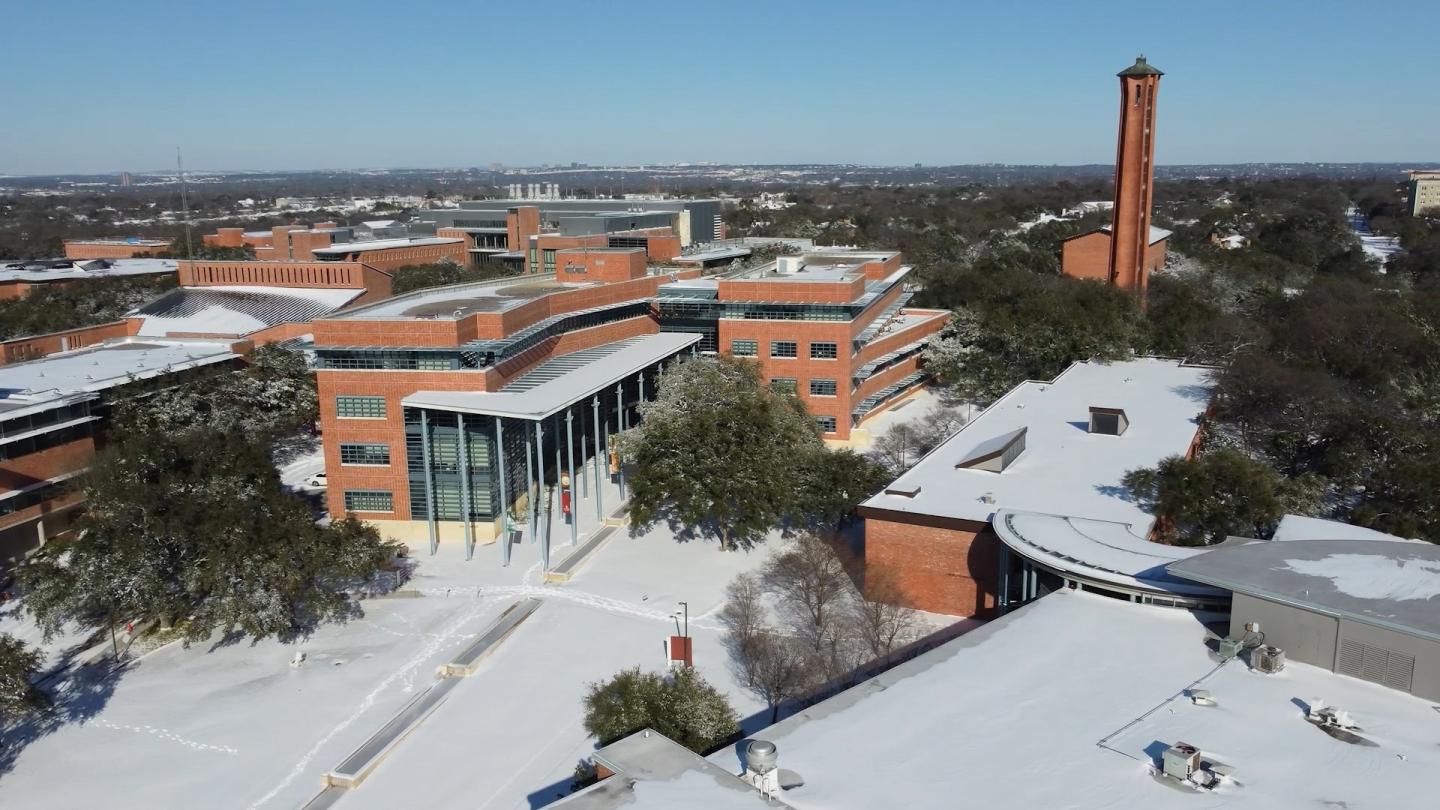 赌博娱乐平台网址大全's campus covered in a blanket of snow